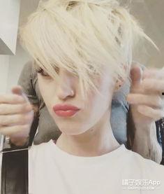 剪头发吃瓜群众,围观群众的热闹一幕