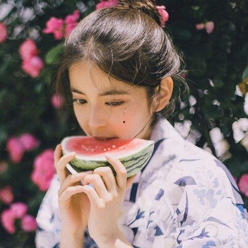 吃瓜女情侣头像,甜蜜吃瓜，共享欢乐时光