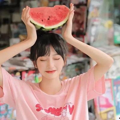 吃瓜女情侣头像,甜蜜吃瓜，共享欢乐时光