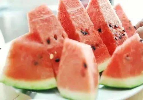 夏季吃瓜如何选,如何挑选新鲜美味的水果瓜类
