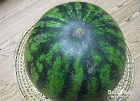 夏季吃瓜如何选,如何挑选新鲜美味的水果瓜类