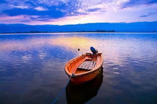 西昌月亮湖吃瓜,夏日吃瓜盛宴尽享清凉时光