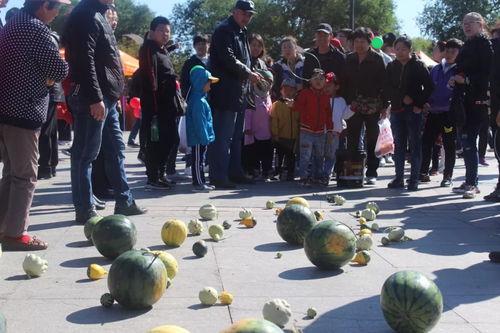 在教室比赛吃瓜游戏,欢乐吃瓜大赛，谁将笑到最后？