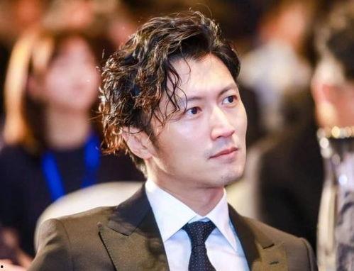 谢霆锋一起吃瓜