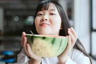 吃瓜情侣写真图片