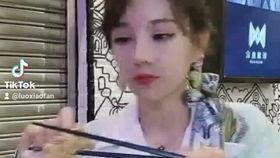 吃瓜阿姨摘头巾,揭秘头巾背后的故事