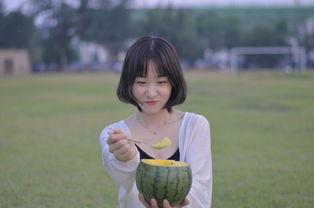 夏日吃瓜少女图片,吃瓜少女的清凉时光