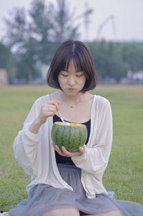 夏日吃瓜少女图片,吃瓜少女的清凉时光