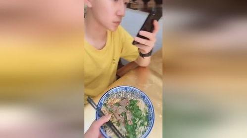 双胞胎小哥哥吃哈密瓜,双胞胎小哥哥甜蜜共享哈密瓜美味时光