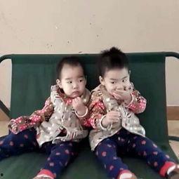 双胞胎小哥哥吃哈密瓜,双胞胎小哥哥甜蜜共享哈密瓜美味时光