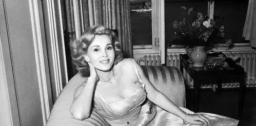 母女仨吃瓜,母女三人共享夏日瓜果时光