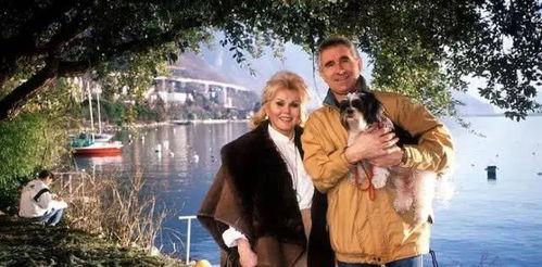 母女仨吃瓜,母女三人共享夏日瓜果时光