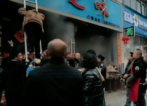 饭店着火众人吃瓜,围观群众“吃瓜”见证饭店火灾现场