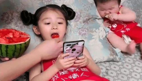 爸爸指导儿子吃瓜,如何挑选美味瓜果