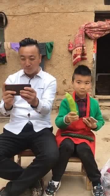 爸爸指导儿子吃瓜,如何挑选美味瓜果