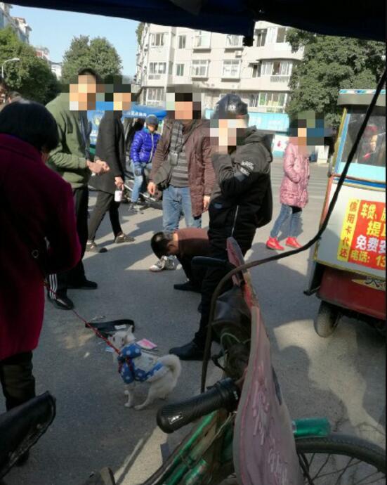 女警打吃瓜群众,正义瞬间彰显