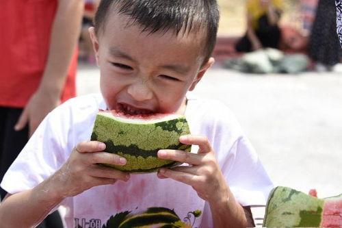 最新吃瓜带着孩子,辣妈带娃热辣来袭，育儿生活趣味横生